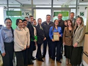 В Якутске полицейские наградили сотрудников банка за помощь в предотвращении мошенничества