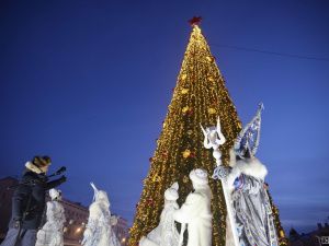 В Якутске зажгли огни на первой новогодней ёлке страны