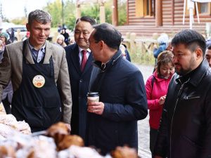 Айсен Николаев возложил цветы к памятнику основателя Якутска