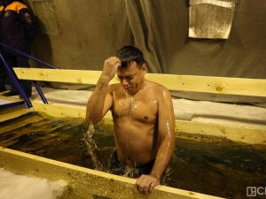 Глава Якутии окунулся в крещенскую купель