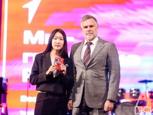 В Якутске школьникам торжественно вручили паспорта в День народного единства