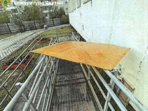 В Якутске пятилетняя воспитанница детсада получила травму из-за незакрепленного листа поликарбоната