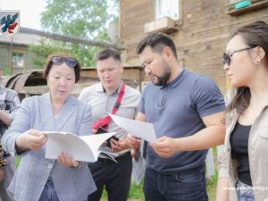 Глава Якутска Евгений Григорьев встретился с жителями аварийных домов в Губинском округе