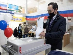Глава Якутии с супругой проголосовали на выборах