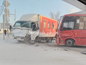 В Якутске произошло крупное ДТП с участием автобуса, грузовика и легковых автомобилей