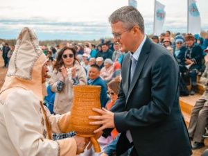 Владимир Солодов поздравил жителей Хангаласского района с Днём Сайылыка