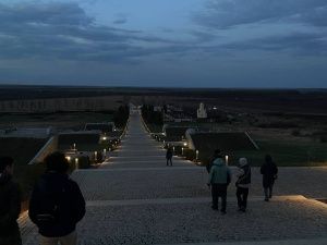 Врач из Якутии почтил память своего дедушки в мемориальном комплексе «Саур-Могила» в ДНР