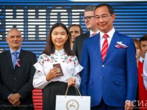 Айсен Николаев вручил паспорта юным гражданам Якутии