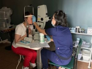 Врачи в Якутии помогли застрявшей на дороге многодетной семье