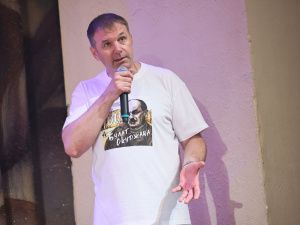 Премьерой концерта «Арбатский дворик» к 100-летию Булата Окуджавы Русский театр завершил сезон 