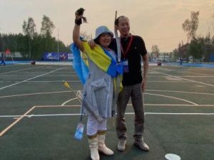 Василий Николаев вручил ключи от автомобиля лучшей лучнице Якутии Дарие Фоминой