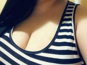 Жительница Якутска похвасталась грудью 13 размера