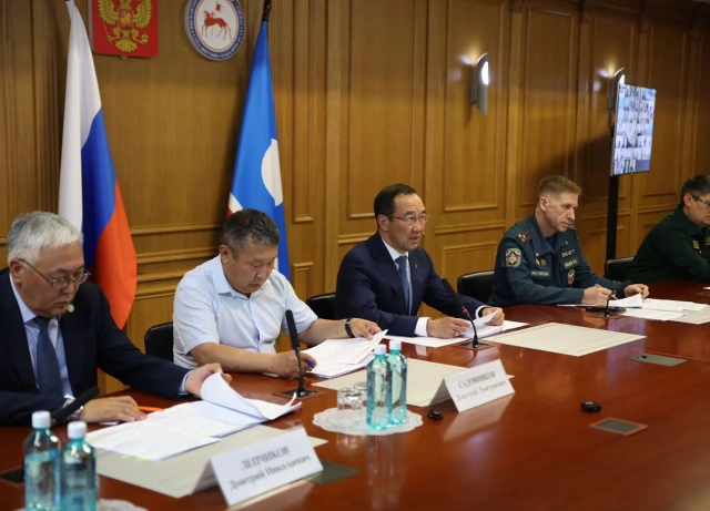 Айсен Николаев провел заседание комиссии по предупреждению и ликвидации чрезвычайных ситуаций и обеспечению пожарной безопасности 