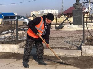 Жители Якутска вышли на традиционный общегородской субботник