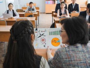 Сардана Авксентьева и Владимир Федоров провели открытые уроки в школах Якутска