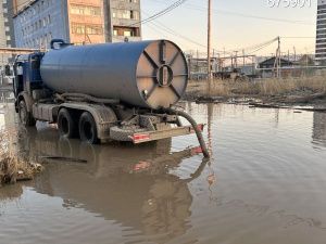 В Якутске продолжают откачку воды с заниженных мест улиц и дворов
