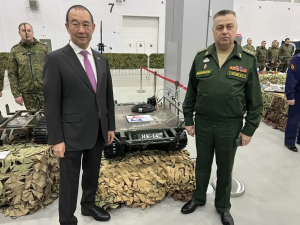 Глава Якутии Айсен Николаев и заместитель министра обороны РФ Александр Санчик оценили передовые роботизированные системы