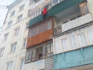 В Якутске девушка пыталась спуститься с балкона … по простыне