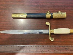 19-летний парень совершил кражу икон, медалей, монет и украшений из дома 70-летнего пенсионера