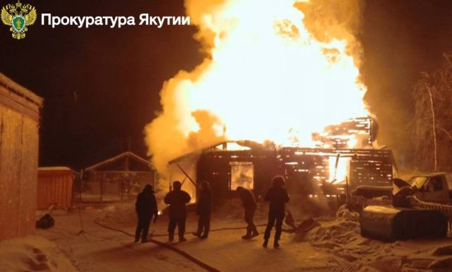 Прокуратура взяла под контроль расследование пожара в Нюрбинском улусе, где погибли пятеро человек, в том числе дети