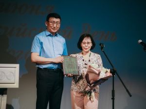Премия Главы Якутии в области сохранения изучения и развития родных языков имени Н.Г. Самсонова вручена Марии Соловьёвой   