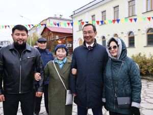 Айсен Николаев возложил цветы к памятнику основателя Якутска