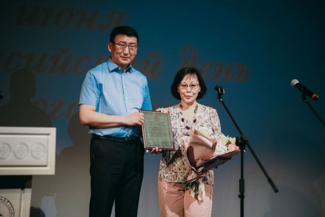 Премия Главы Якутии в области сохранения изучения и развития родных языков имени Н.Г. Самсонова вручена Марии Соловьёвой   