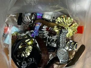 В Якутске полиция задержала 18-летнего курьера мошенников за кражу золота и валюты на сумму более 1 млн рублей