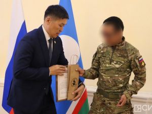 В Якутии прибывшим из зоны СВО военнослужащим традиционно вручили якутские ножи