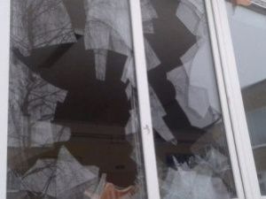 Житель Якутска проник в чужую квартиру через балкон, разбив окно головой