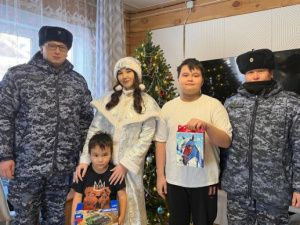 Новогодний «волшебный патруль» порадовал олёкминских ребятишек