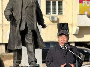 Руководитель послевоенной Якутии. Якутяне возложили цветы к памятнику Семену Борисову