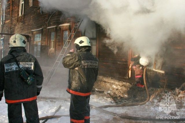 Произошел пожар в двухэтажном расселенном доме в Якутске
