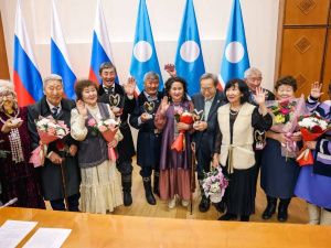Кирилл Бычков вручил государственные награды многодетным матерям Якутии