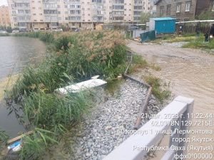 В Якутске проводят откачку воды с проезжей части дороги около озера Щорса