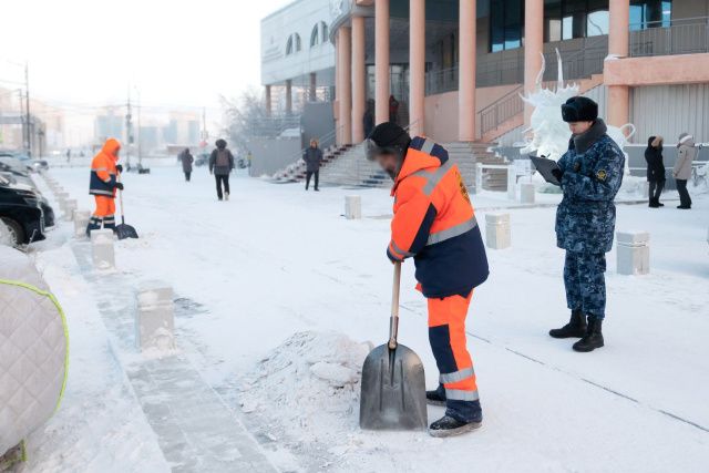 Осужденные к принудительным работам помогают очищать тротуары и дороги г. Якутска от снега и наледи
