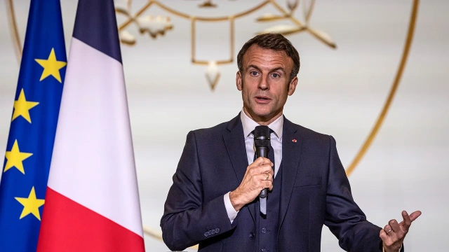 Макрон объяснил пощечину жены