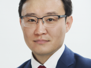 Поздравляет Владимир Аммосов - председатель постоянной комиссии Якутской городской Думы по градостроительству и архитектуре