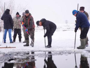 В Якутске прошел субботник по заготовке льда для семей участников СВО и пожилых
