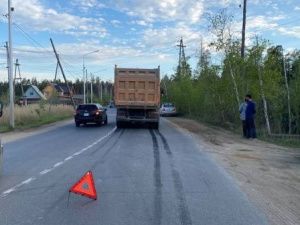 В Якутске пешеход выскочил на дорогу - прямо под колёса грузовика