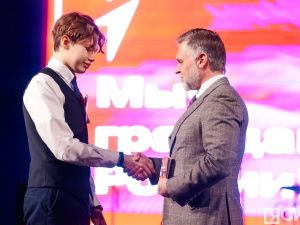 В Якутске школьникам торжественно вручили паспорта в День народного единства