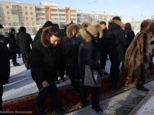 Якутяне возложили цветы к мемориальной плите «Город-герой Сталинград» на Площади Победы