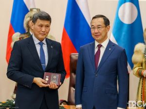 Айсен Николаев вручил якутянам государственные награды в преддверии Нового года