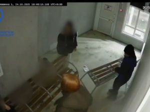 В Якутске подростки безобразничают в теплых автобусных остановках: Передвигают скамейки, мусорят и выключают свет