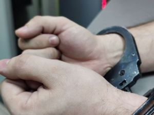 Судебные приставы задержали гражданина, обвиняемого в краже и находящегося в розыске