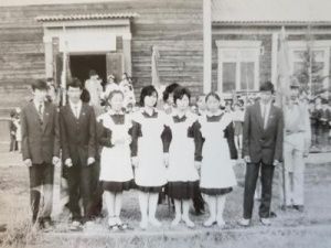 Айсен Николаев поделился школьными фотографиями и поздравил выпускников