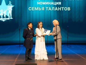 Семья Саниты Ай и Эрхана Николаевых стала лауреатом премии семей участников СВО в Москве