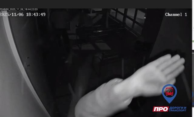 В Якутске подростки сломали видеокамеру на теплой остановке, также курили и выключили освещение