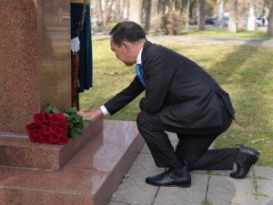 Айсен Николаев возложил цветы к памятнику Максиму Аммосову в Бишкеке