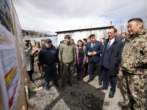 Айсен Николаев проверил строительство жилья и дорог в Усть-Нере